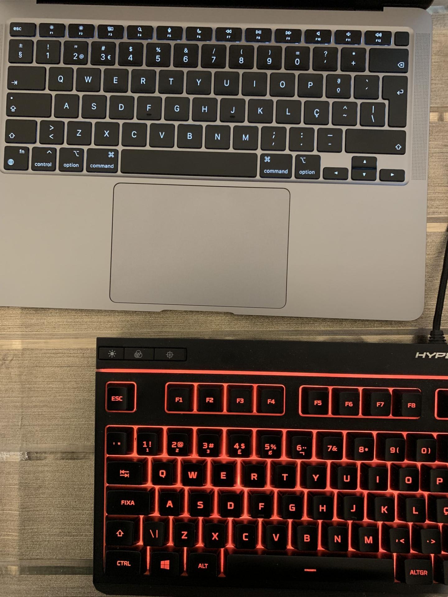 Internet descobre que o 'g' do teclado não é igual ao que aparece